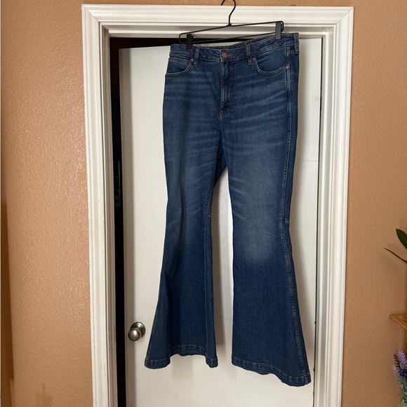 Wrangler Denim - Wrangler women’s high rise flared jeans 32x34